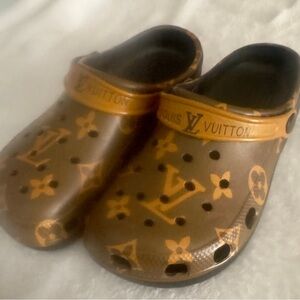 Woman’s cute fashionable slides. Size 39 fits 8-8 1/2 never worn